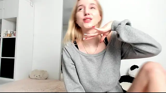 Snapshot of KenzieDawton chatting on December 21, 4:41 am KenzieDawton online show from December 21, 4:41 am