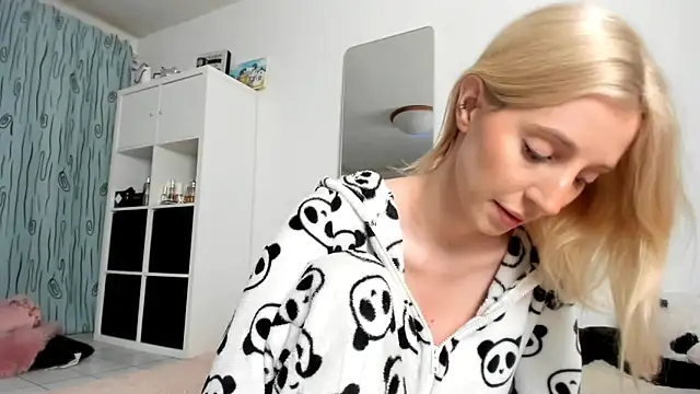 KenzieDawton online show from November 3, 4:39 am