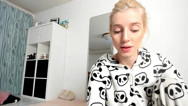 KenzieDawton online show from November 7, 4:39 am