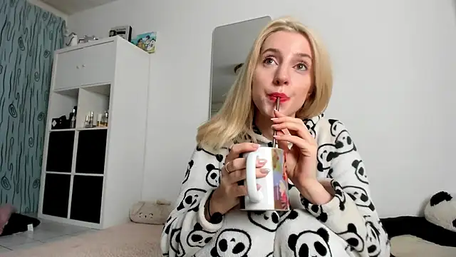 Snapshot of KenzieDawton chatting on October 5, 7:54 am KenzieDawton online show from October 5, 7:54 am