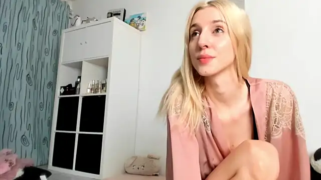 Snapshot of KenzieDawton chatting on September 15, 7:47 pm KenzieDawton online show from September 15, 7:47 pm