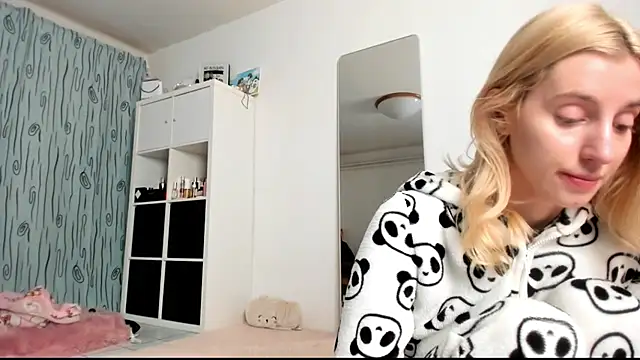 Snapshot of KenzieDawton chatting on January 10, 5:15 am KenzieDawton online show from January 10, 5:15 am