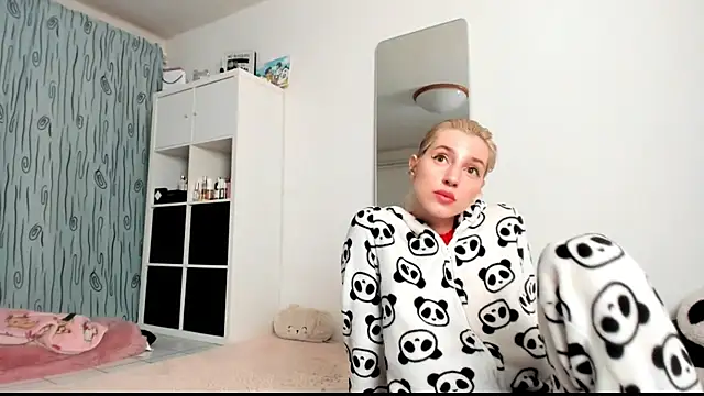 Snapshot of KenzieDawton chatting on February 6, 5:03 am KenzieDawton online show from February 6, 5:03 am