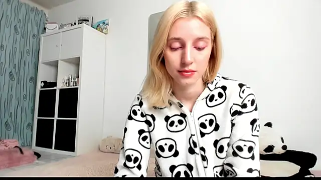 Snapshot of KenzieDawton chatting on March 14, 4:54 am KenzieDawton online show from March 14, 4:54 am