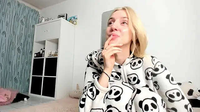 Snapshot of KenzieDawton chatting on October 10, 6:03 am KenzieDawton online show from October 10, 6:03 am