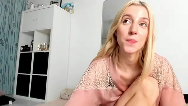 Snapshot of KenzieDawton chatting on September 22, 8:48 pm KenzieDawton online show from September 22, 8:48 pm