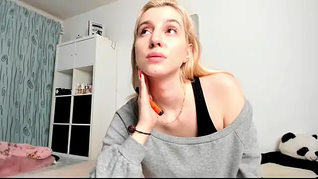 Snapshot of KenzieDawton chatting on December 17, 7:04 pm KenzieDawton online show from December 17, 7:04 pm