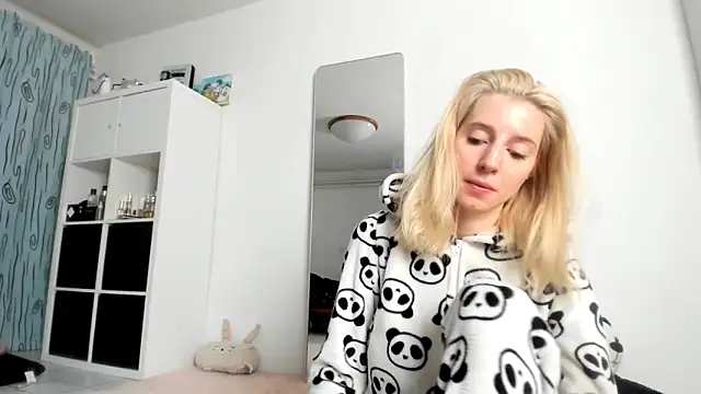 Snapshot of KenzieDawton chatting on October 12, 6:26 am KenzieDawton online show from October 12, 6:26 am
