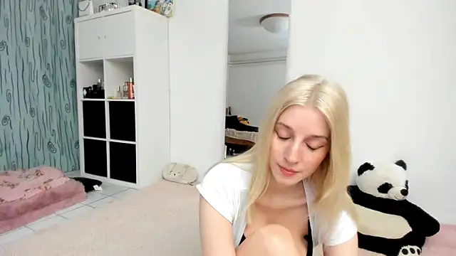 KenzieDawton online show from March 13, 4:12 pm