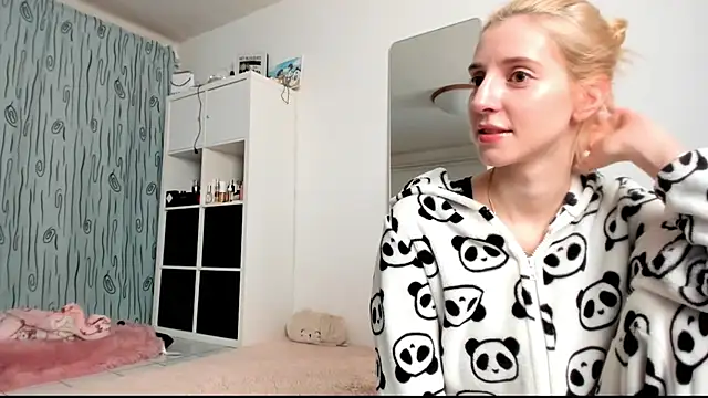 Snapshot of KenzieDawton chatting on January 11, 5:20 am KenzieDawton online show from January 11, 5:20 am
