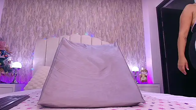 raven lilith  online show from December 17, 3:11 am