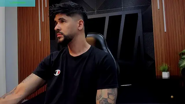 Snapshot of Petesevans chatting on December 4, 5:23 pm Petesevans online show from December 4, 5:23 pm