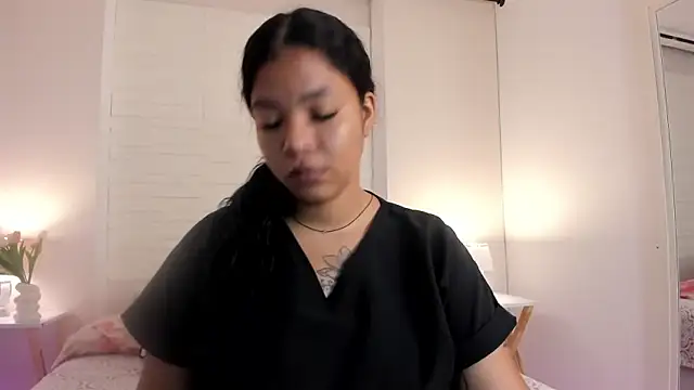 SophiaaStone online show from May 8, 12:20 pm