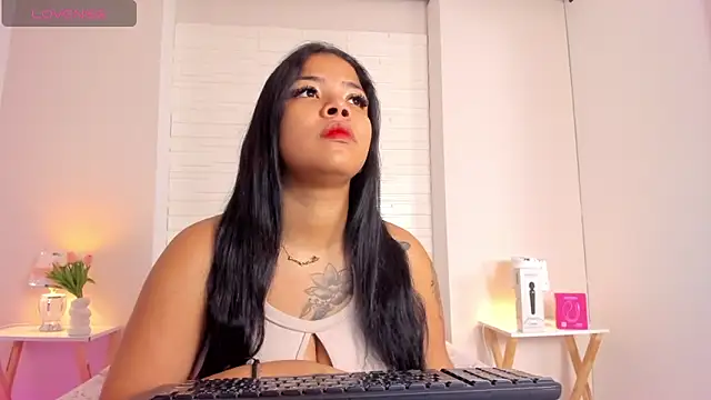 SophiaaStone online show from April 22, 11:39 am