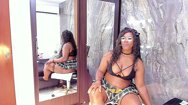 LauraSaenz01 online show from October 3, 3:52 am
