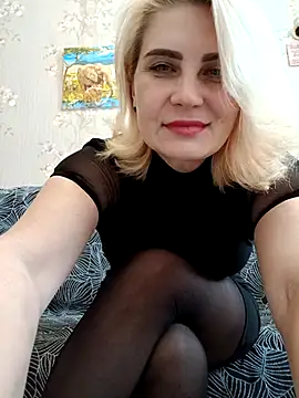 Snapshot of JennyOMay chatting on February 9, 4:21 am JennyOMay online show from February 9, 4:21 am