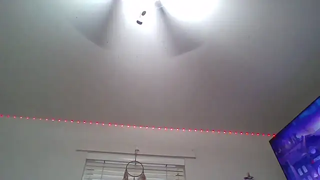 SkittlesNTreats online show from December 4, 4:50 pm