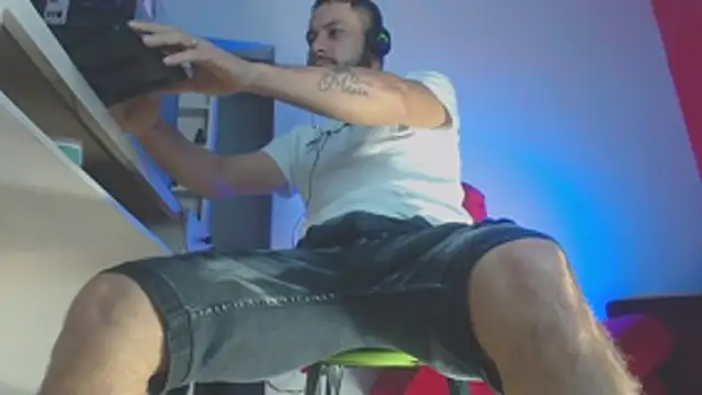 Snapshot of body_x29 chatting on February 21, 7:10 am body x29 online show from February 21, 7:10 am