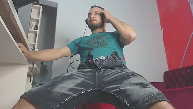 Snapshot of body_x29 chatting on January 10, 7:04 am body x29 online show from January 10, 7:04 am