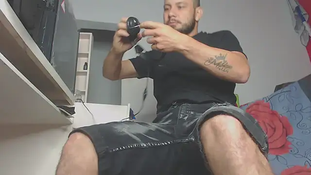 Snapshot of body_x29 chatting on November 30, 8:15 am body x29 online show from November 30, 8:15 am