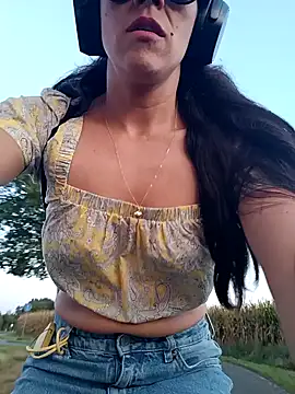 Snapshot of tinny_williams chatting on September 19, 5:39 pm tinny williams online show from September 19, 5:39 pm