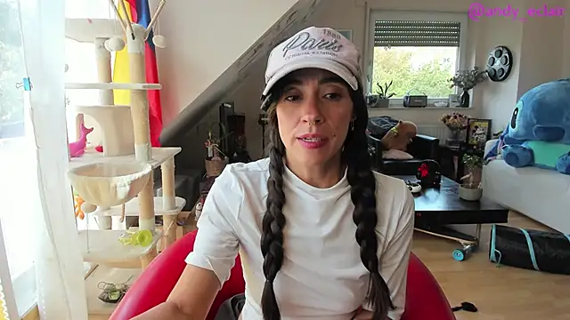 Snapshot of tinny_williams chatting on October 5, 9:22 am tinny williams online show from October 5, 9:22 am