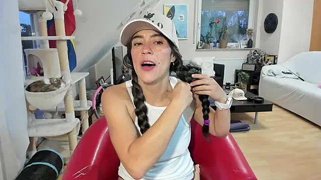 Snapshot of tinny_williams chatting on September 9, 4:44 am tinny williams online show from September 9, 4:44 am