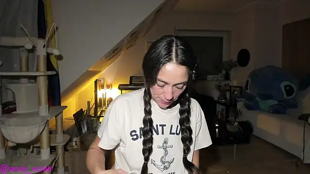 Snapshot of tinny_williams chatting on October 15, 4:33 am tinny williams online show from October 15, 4:33 am