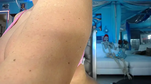 ADRIANNA FOX online show from November 15, 6:56 pm