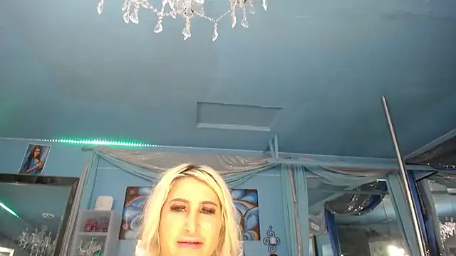 ADRIANNA FOX online show from April 7, 12:01 am