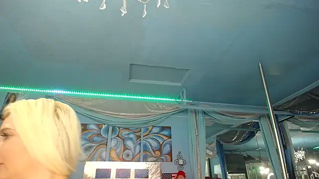 ADRIANNA FOX online show from October 14, 7:03 pm