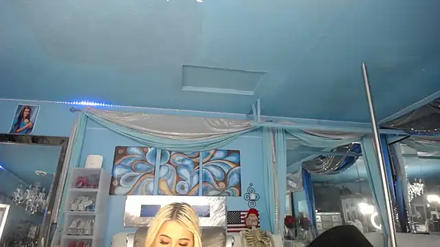 Snapshot of ADRIANNA_FOX chatting on June 7, 7:13 am ADRIANNA FOX online show from June 7, 7:13 am