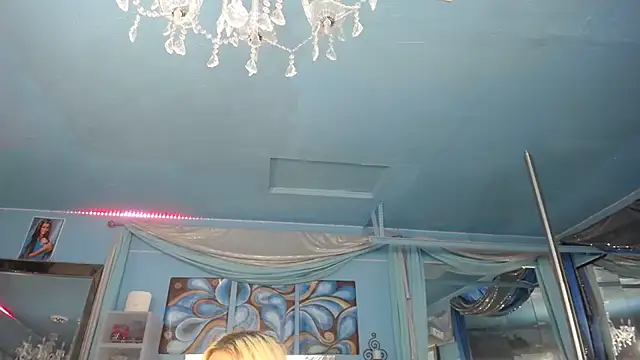 Snapshot of ADRIANNA_FOX chatting on June 27, 1:33 am ADRIANNA FOX online show from June 27, 1:33 am