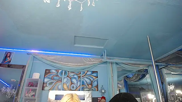Snapshot of ADRIANNA_FOX chatting on July 20, 1:02 am ADRIANNA FOX online show from July 20, 1:02 am
