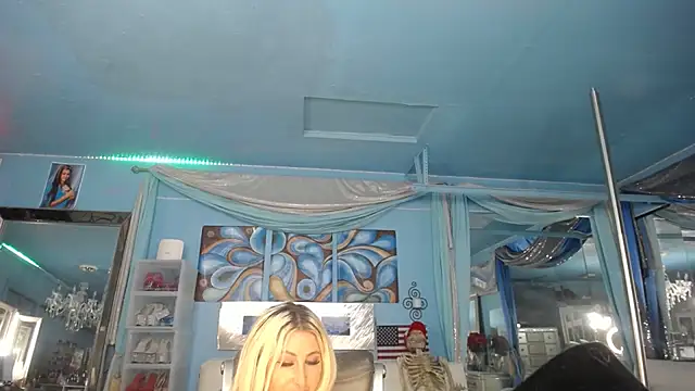 Snapshot of ADRIANNA_FOX chatting on June 26, 8:09 am ADRIANNA FOX online show from June 26, 8:09 am