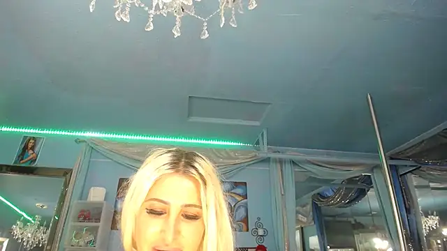 Snapshot of ADRIANNA_FOX chatting on June 27, 5:08 pm ADRIANNA FOX online show from June 27, 5:08 pm