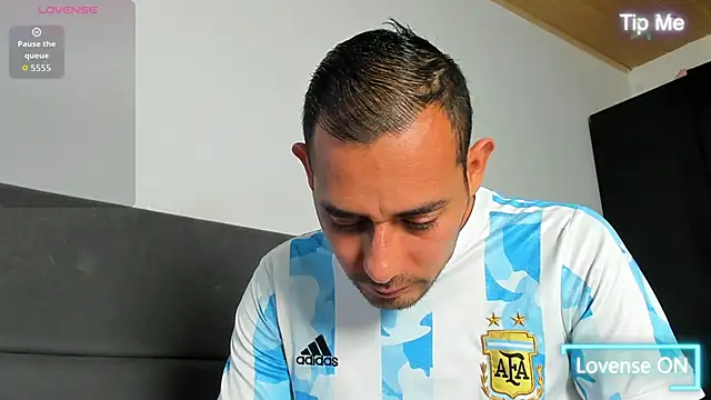 jhonyalzate2 online show from April 13, 3:32 am