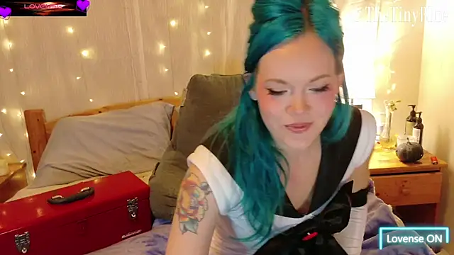 Snapshot of thetinyblue chatting on October 28, 4:39 pm thetinyblue online show from October 28, 4:39 pm