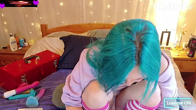 Snapshot of thetinyblue chatting on November 3, 5:38 pm thetinyblue online show from November 3, 5:38 pm