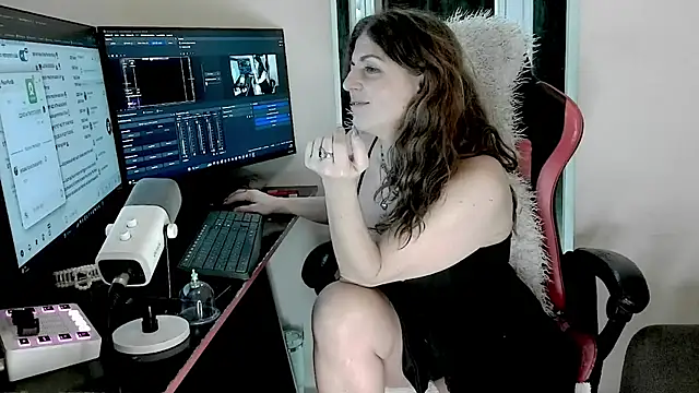 Snapshot of Carolain3_9 chatting on July 9, 9:14 pm Carolain3 9 online show from July 9, 9:14 pm