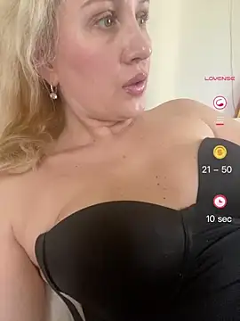 YourBlondee online show from May 7, 4:06 am