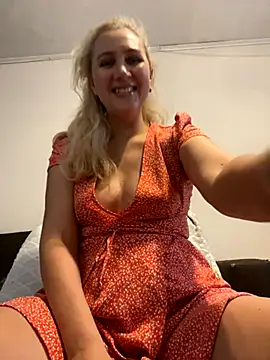 Snapshot of YourBlondee chatting on October 2, 2:48 am YourBlondee online show from October 2, 2:48 am