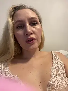 Snapshot of YourBlondee chatting on February 13, 2:12 am YourBlondee online show from February 13, 2:12 am