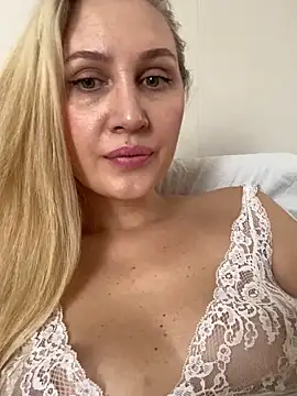 Snapshot of YourBlondee chatting on February 12, 5:58 am YourBlondee online show from February 12, 5:58 am