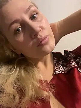 Snapshot of YourBlondee chatting on November 17, 1:31 am YourBlondee online show from November 17, 1:31 am