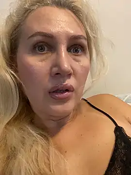 Snapshot of YourBlondee chatting on September 29, 2:40 am YourBlondee online show from September 29, 2:40 am
