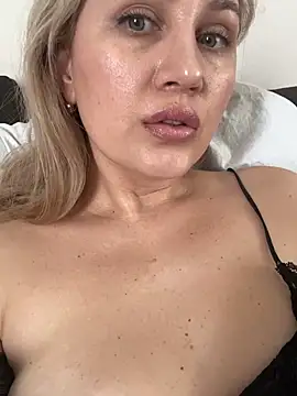 Snapshot of YourBlondee chatting on March 7, 6:24 am YourBlondee online show from March 7, 6:24 am