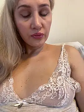 Snapshot of YourBlondee chatting on February 25, 2:25 am YourBlondee online show from February 25, 2:25 am