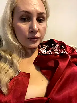 Snapshot of YourBlondee chatting on November 6, 1:53 am YourBlondee online show from November 6, 1:53 am