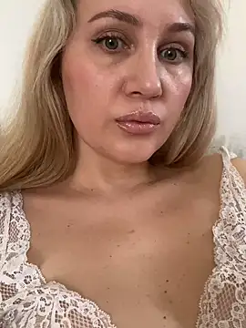 Snapshot of YourBlondee chatting on March 20, 3:02 am YourBlondee online show from March 20, 3:02 am